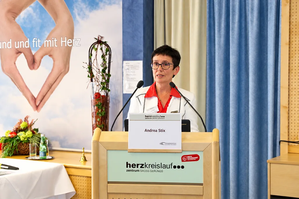 Andrea Stix hält einen Vortrag am Rednerpult des Herzkreislaufzentrums Gross Gerungs